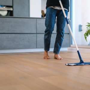 foto-limpieza-suelo-parquet-natural-tilo-suiwood